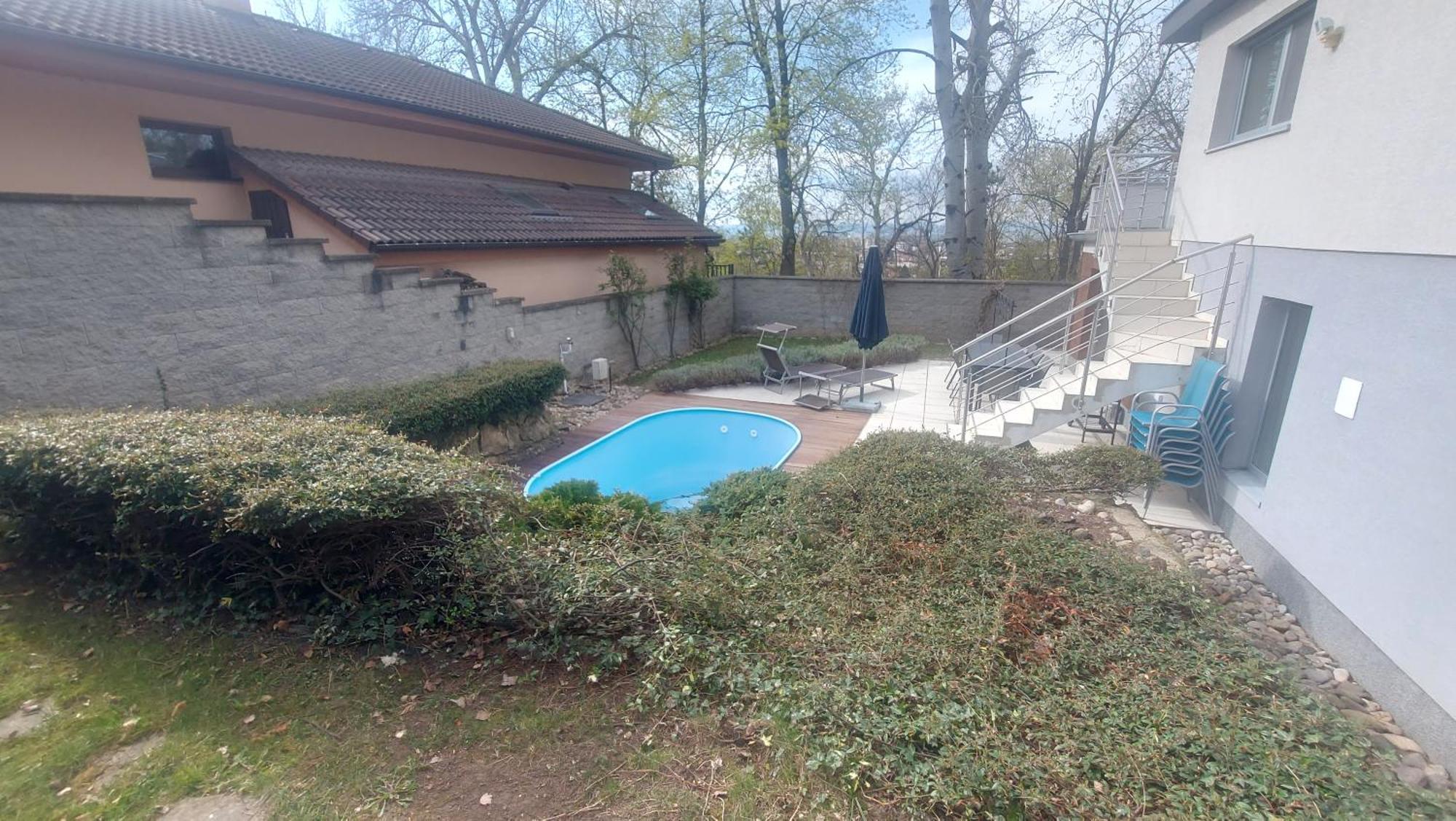 Villa Dom Na Cervenej Vezi Banka Esterno foto